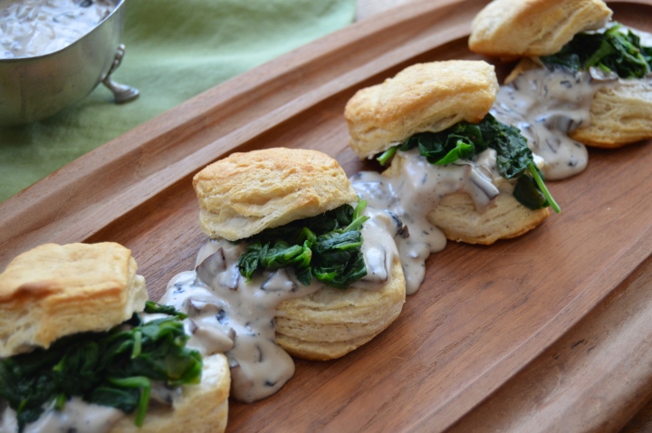 Classic Creamy White Gravy with Mushrooms&nbsp;(vegetarian)